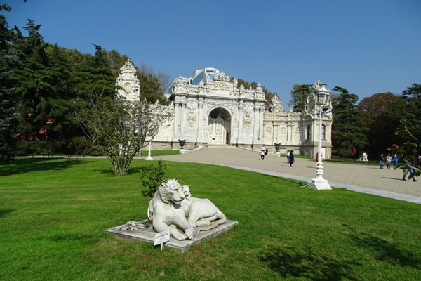 موقعیت مکانی کاخ دولما باغچه استانبول